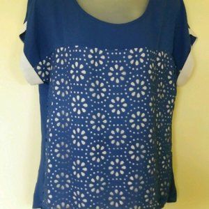 Womens Top Size M Laser Cut‎ Out Flower Blue White Short Sleeves Retro Style EUC